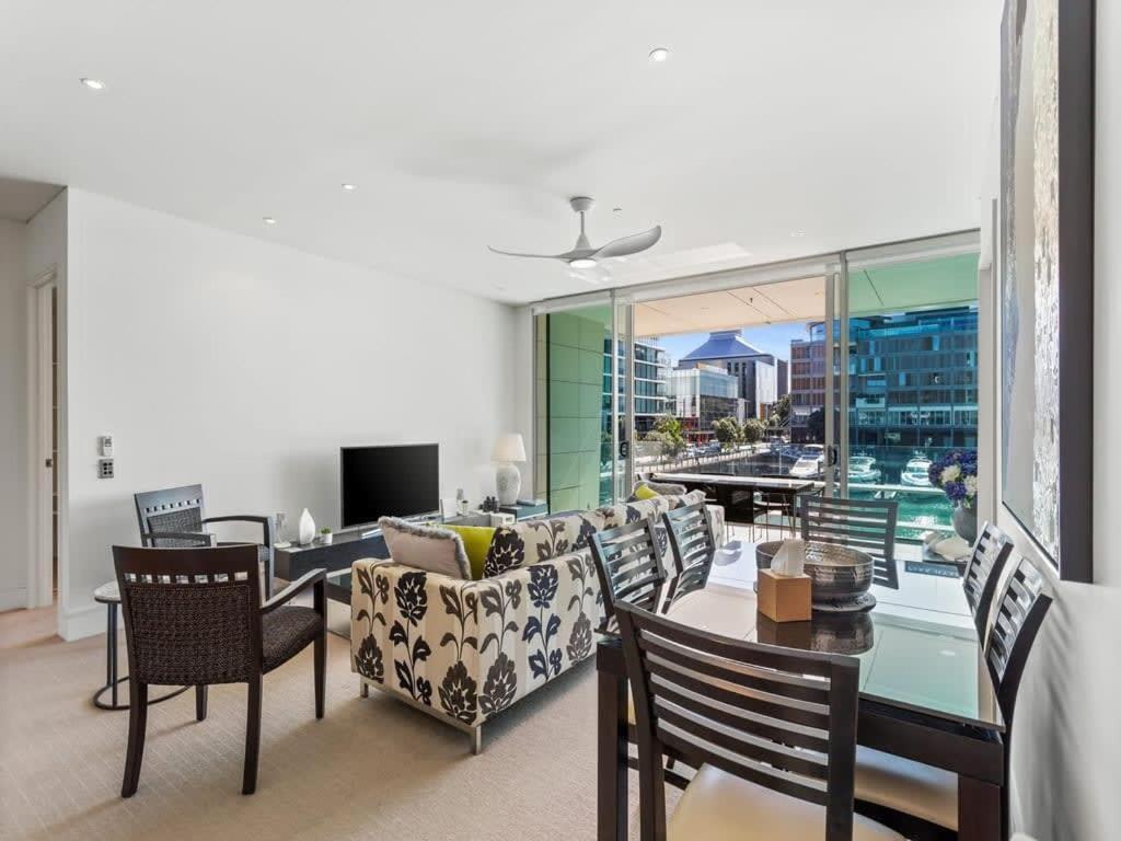 Gorgeous 2 Bedroom - Wynyard Quarter! Free Parking Apartment *